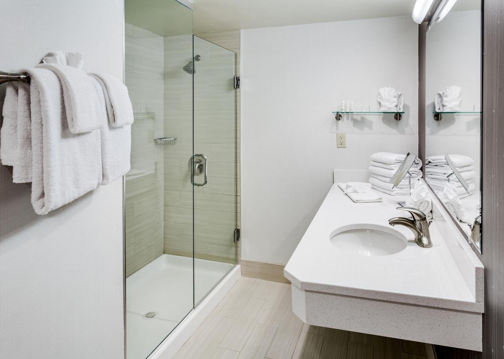 Отель Courtyard Hartford Кромвель Экстерьер фото