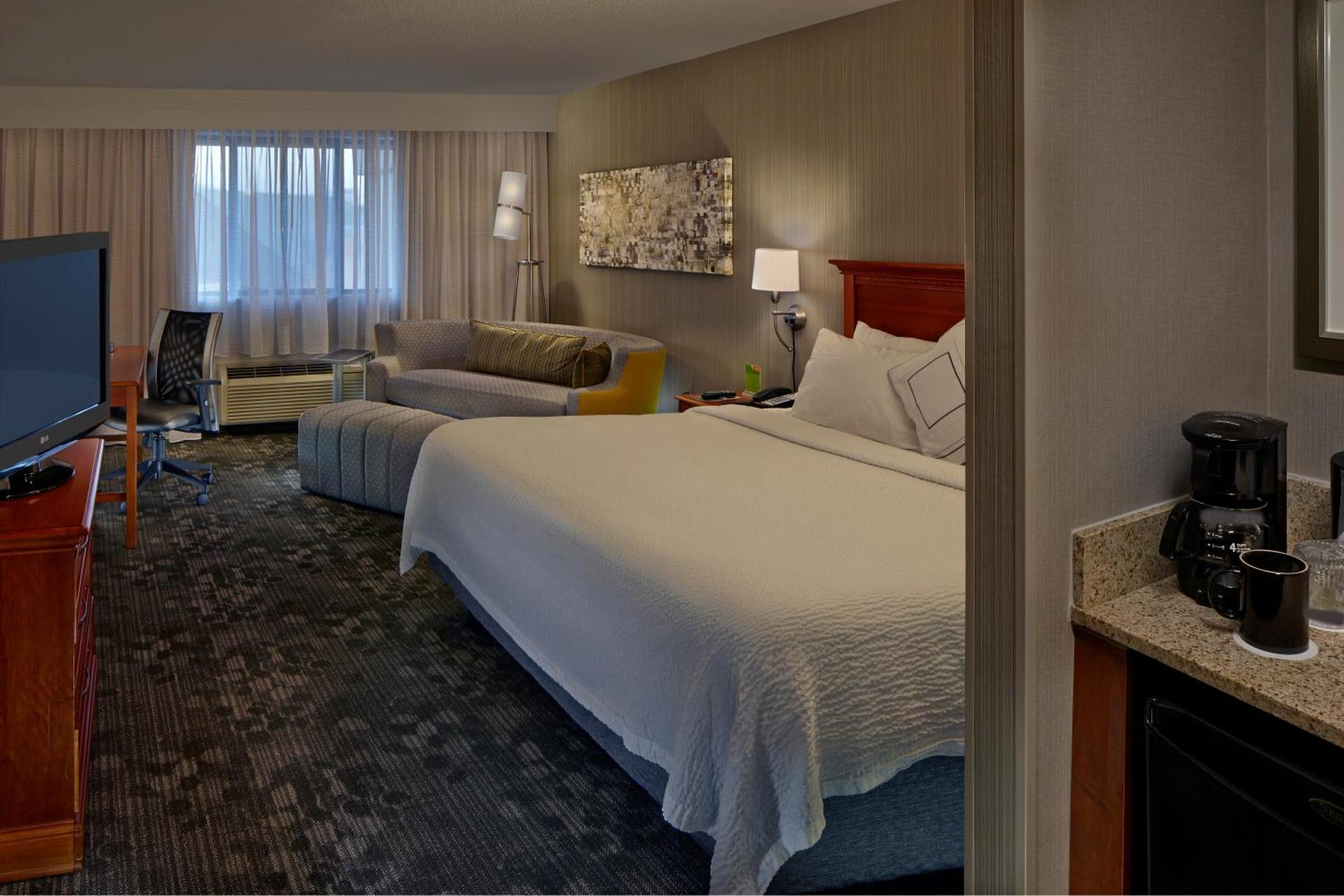 Отель Courtyard Hartford Кромвель Экстерьер фото