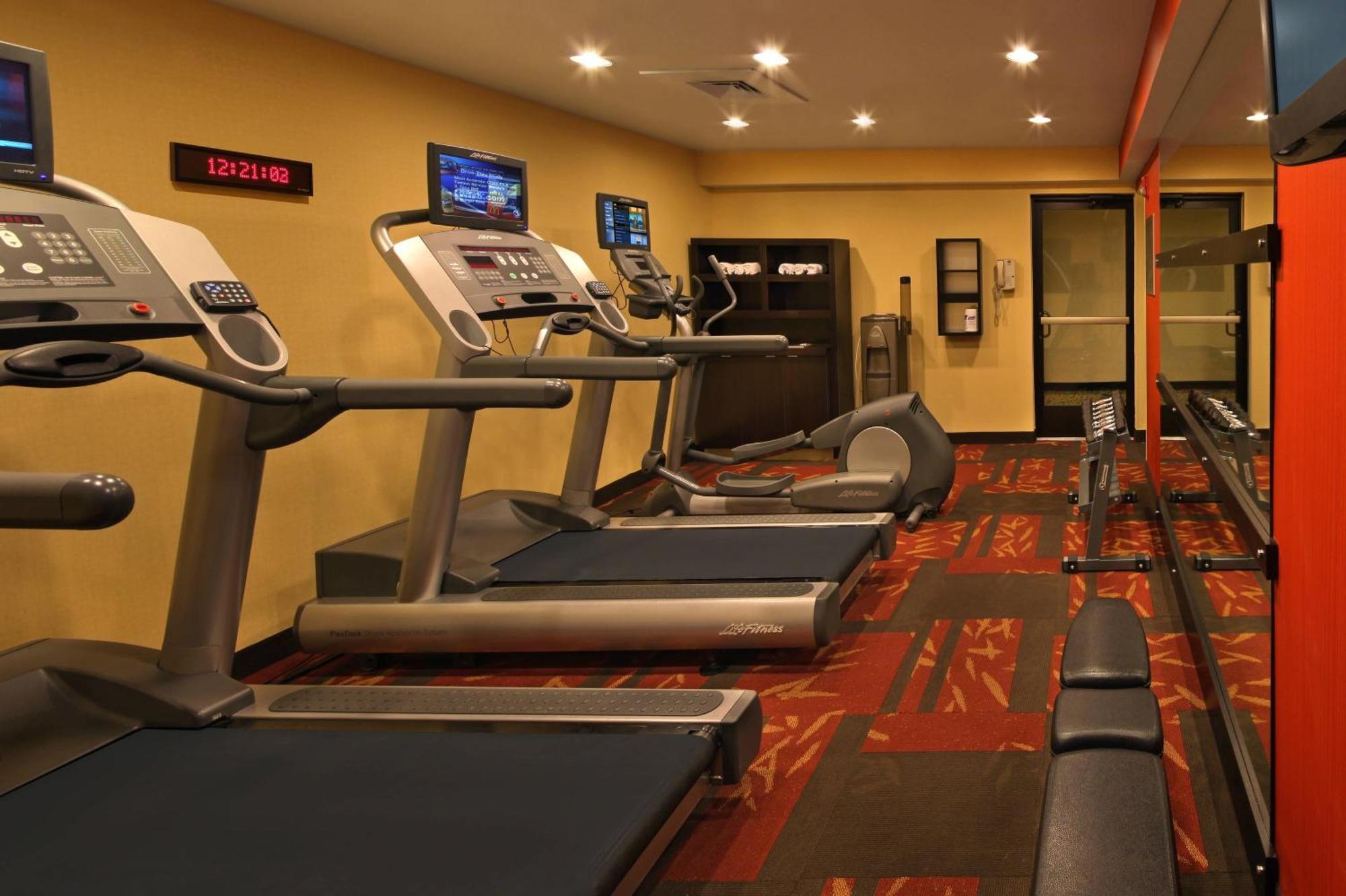 Отель Courtyard Hartford Кромвель Экстерьер фото