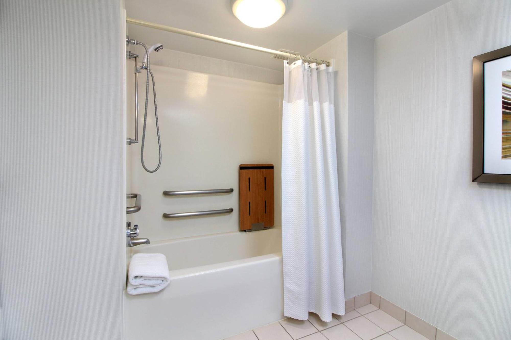 Отель Courtyard Hartford Кромвель Экстерьер фото