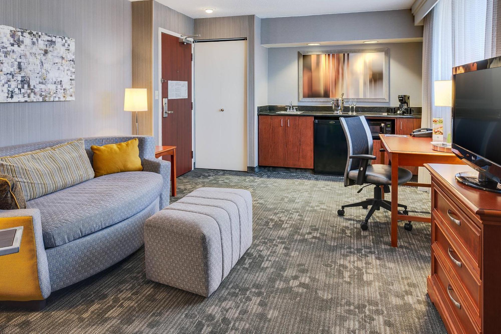 Отель Courtyard Hartford Кромвель Экстерьер фото