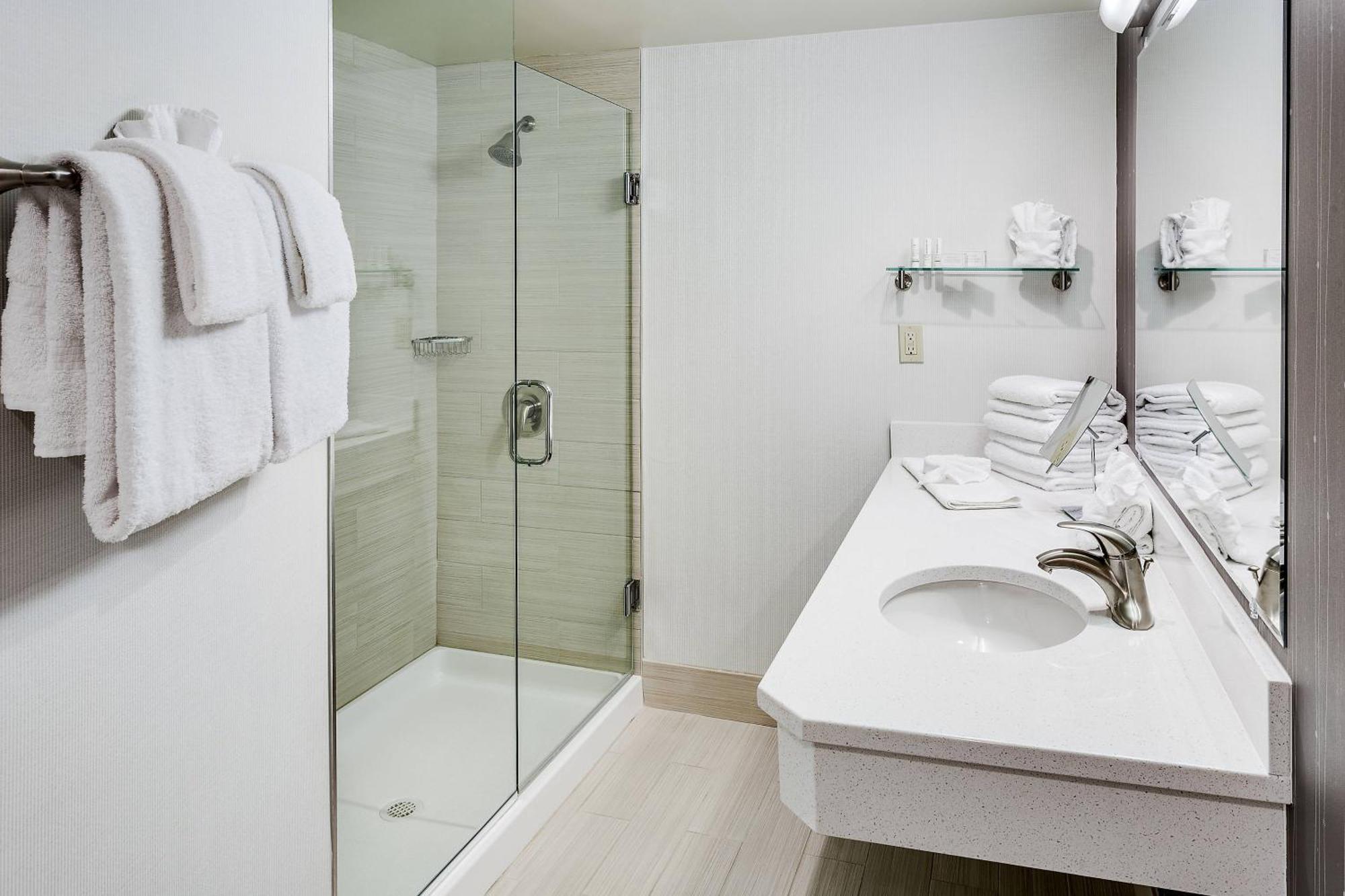Отель Courtyard Hartford Кромвель Экстерьер фото