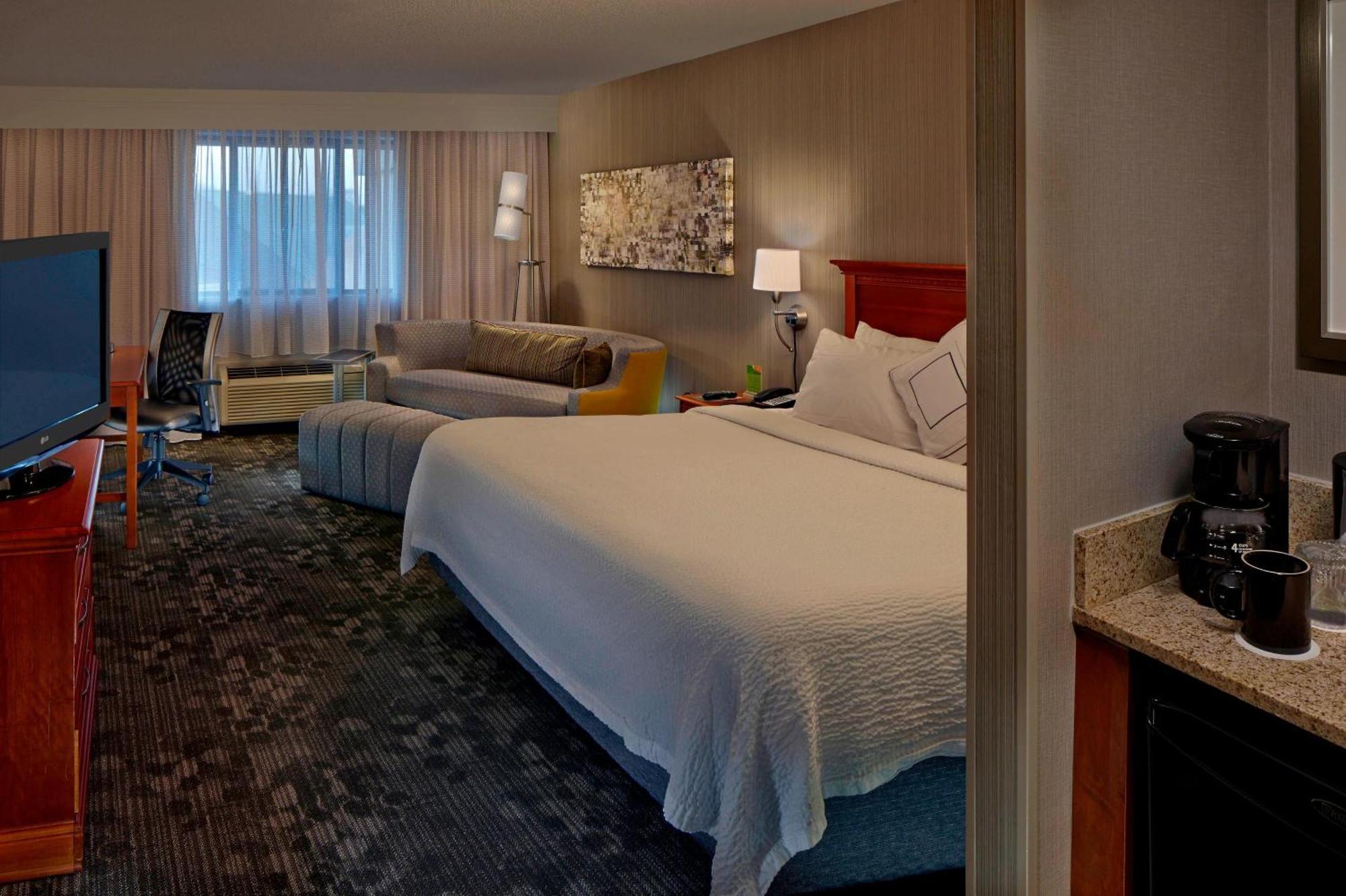 Отель Courtyard Hartford Кромвель Экстерьер фото
