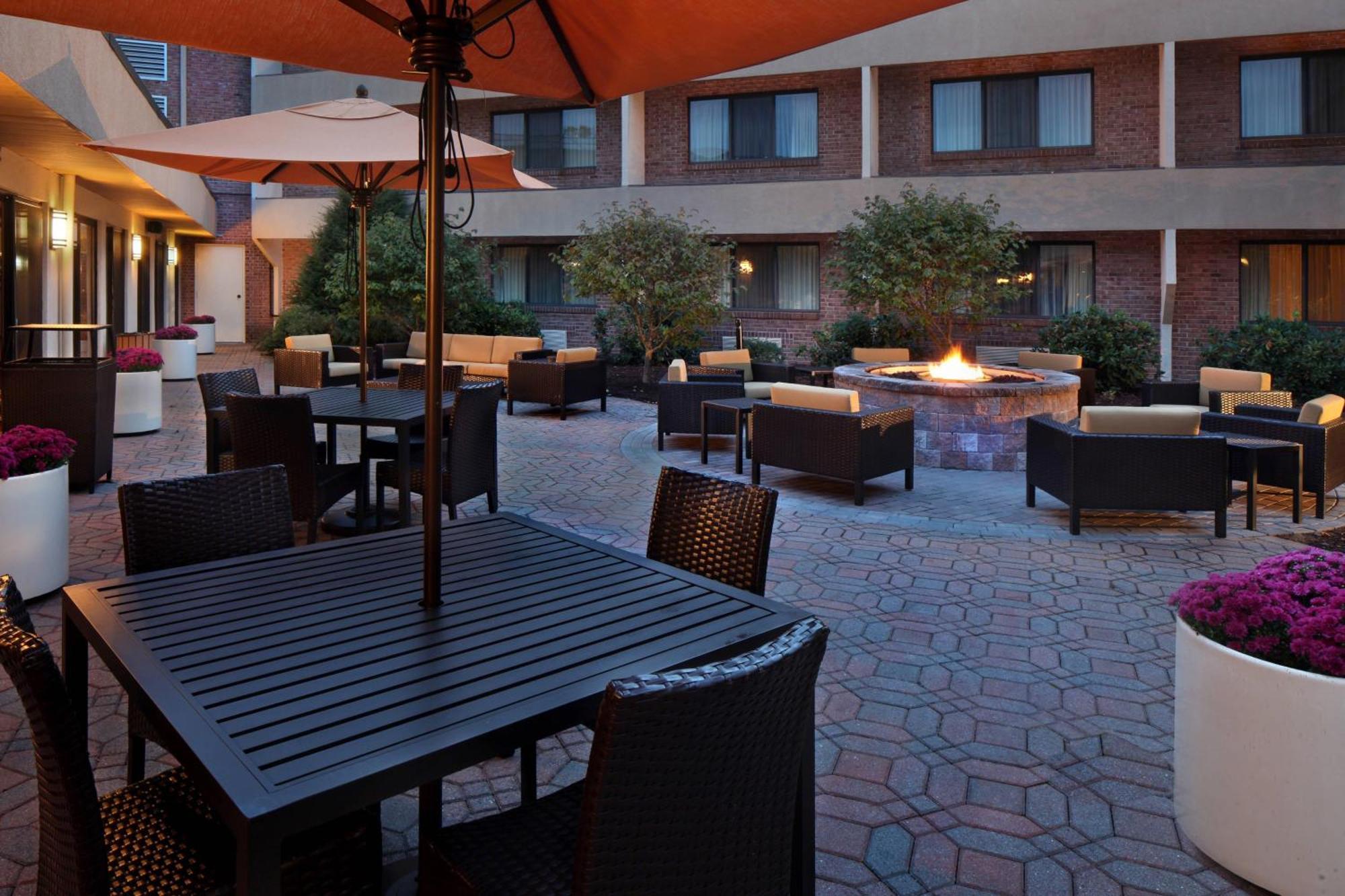 Отель Courtyard Hartford Кромвель Экстерьер фото