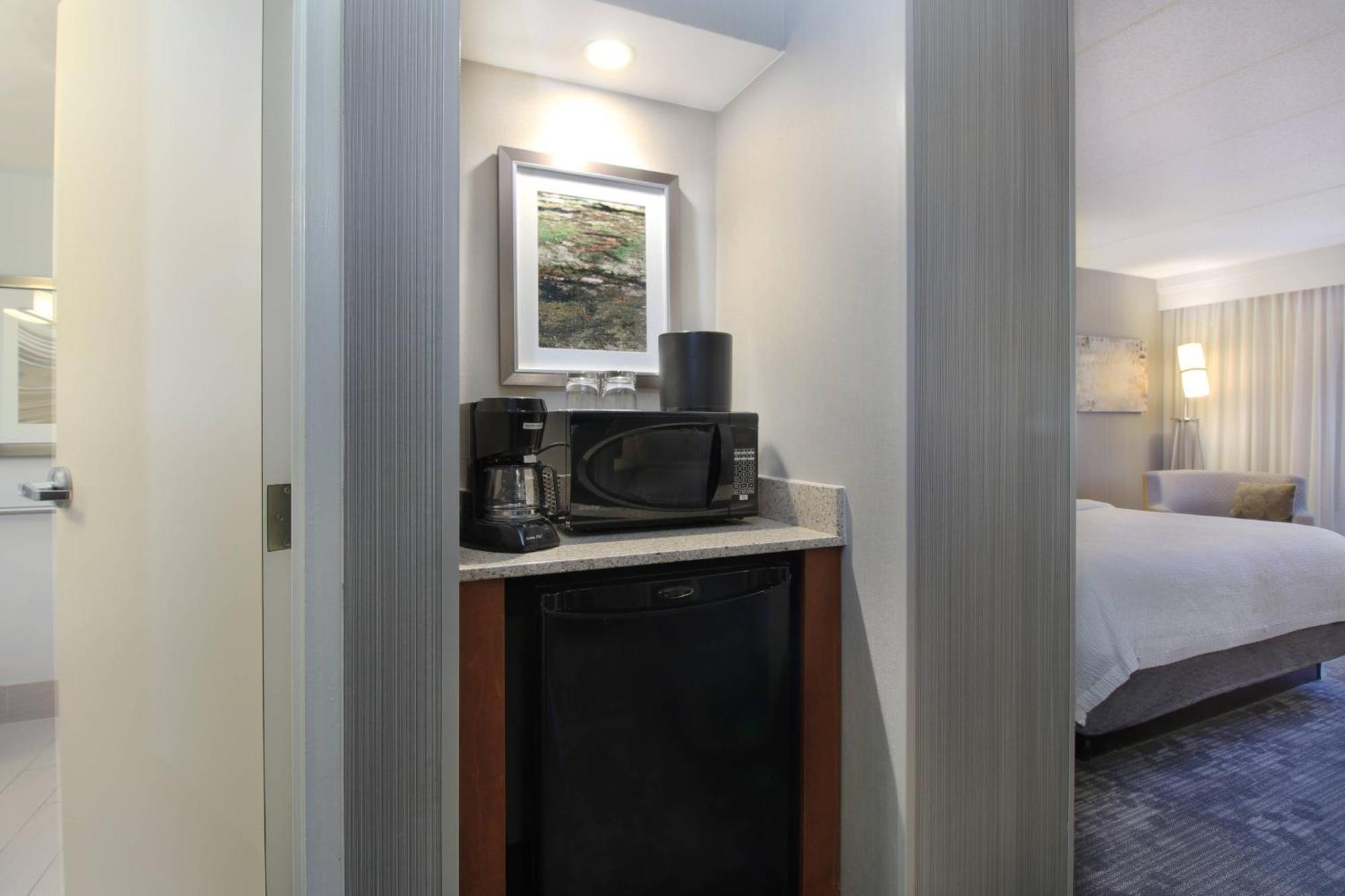 Отель Courtyard Hartford Кромвель Экстерьер фото