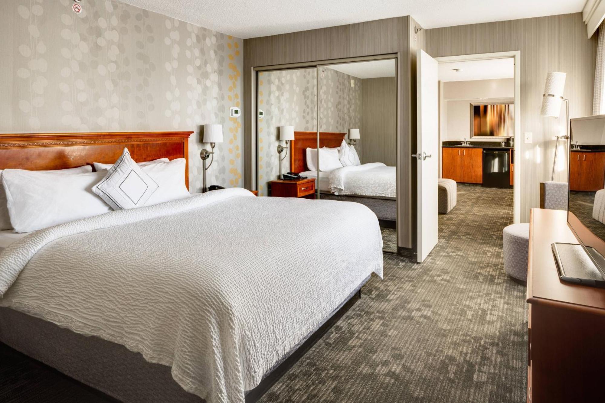 Отель Courtyard Hartford Кромвель Экстерьер фото