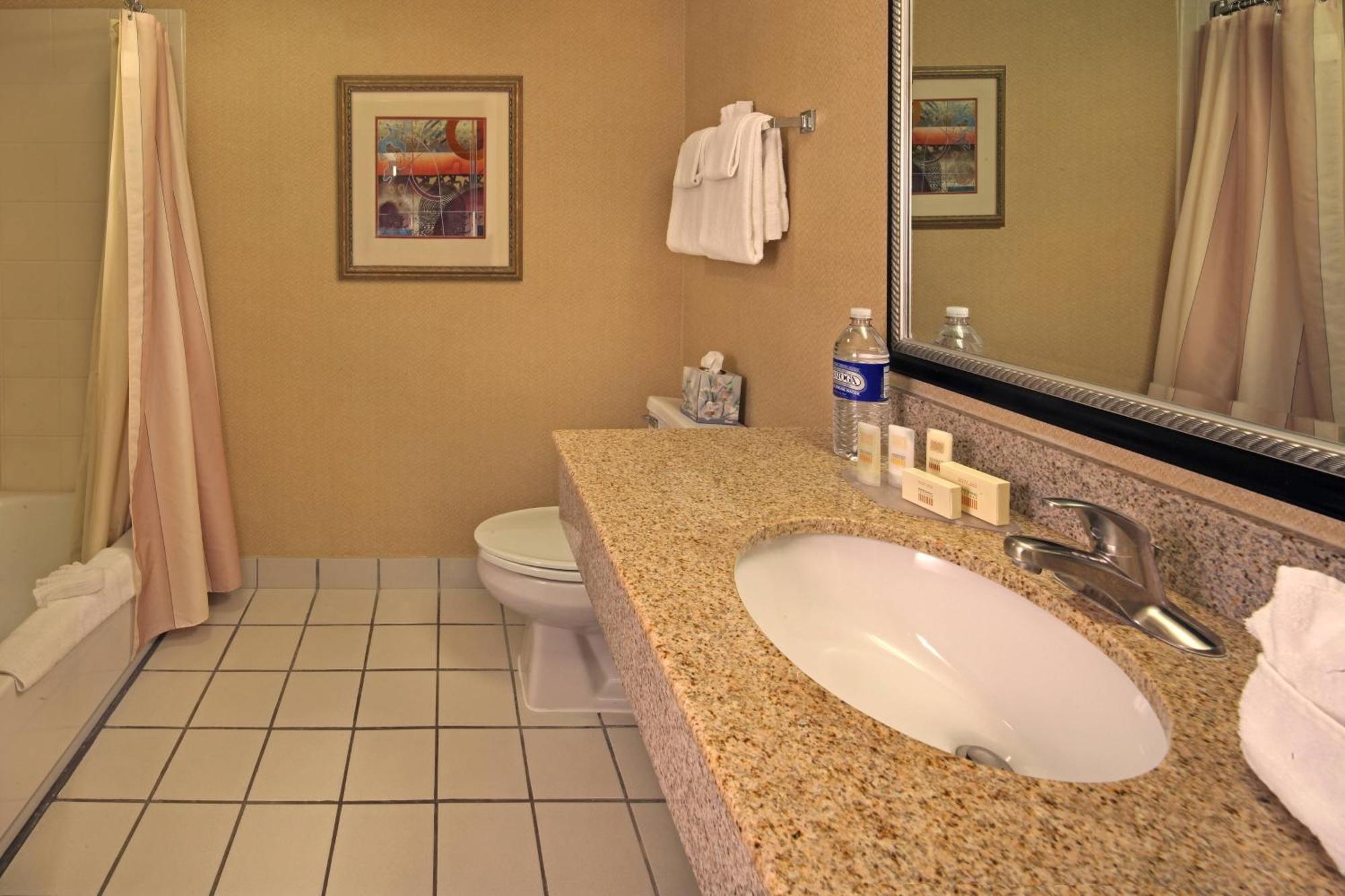 Отель Courtyard Hartford Кромвель Экстерьер фото